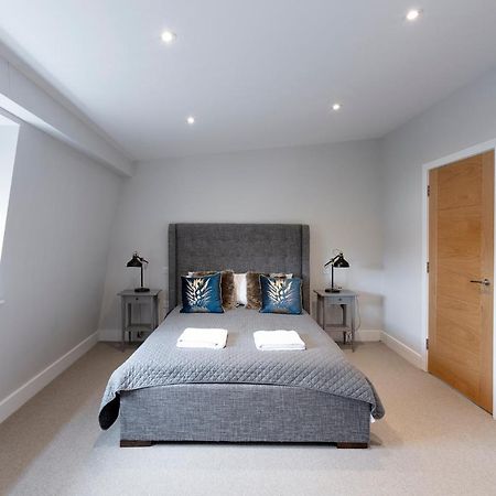Immaculate Central Windsor Town House With Parking Extérieur photo