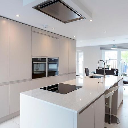Immaculate Central Windsor Town House With Parking Extérieur photo