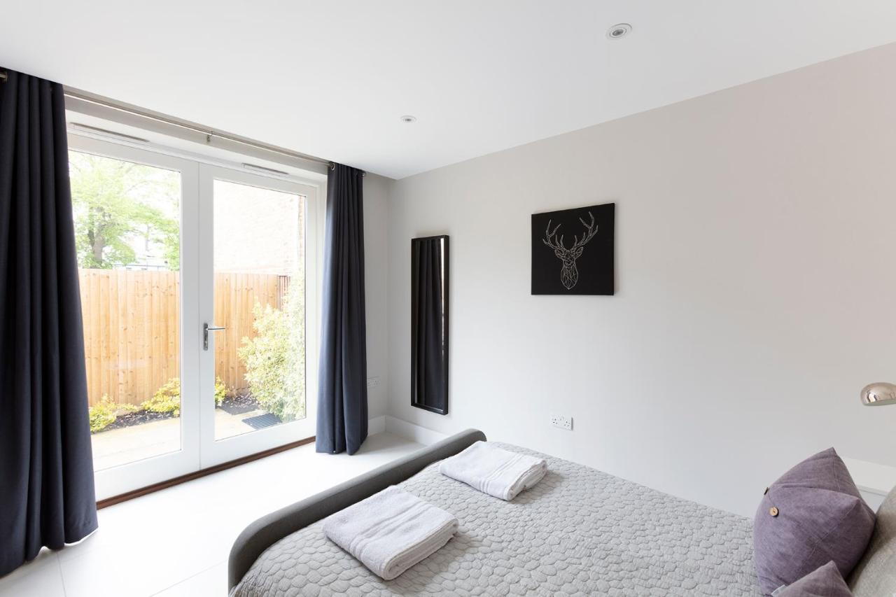 Immaculate Central Windsor Town House With Parking Extérieur photo