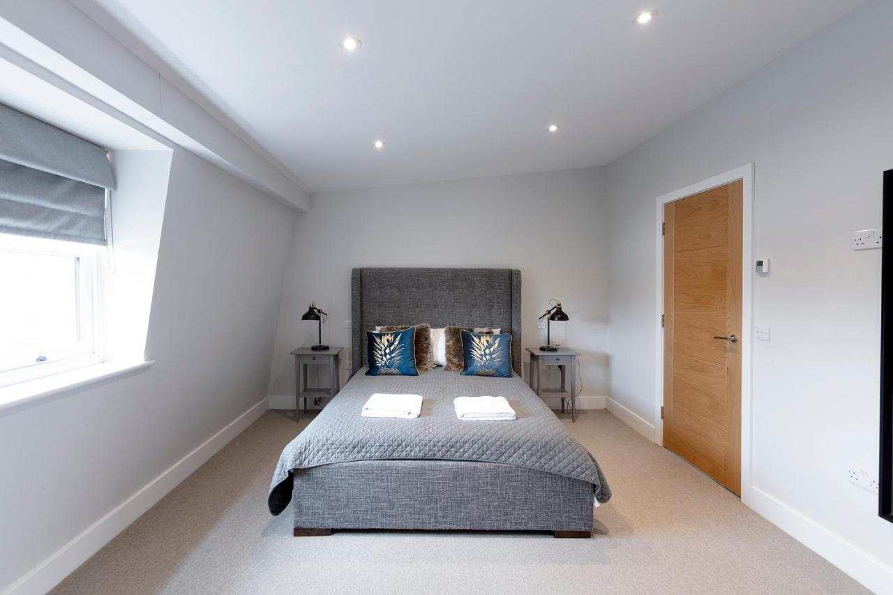 Immaculate Central Windsor Town House With Parking Extérieur photo