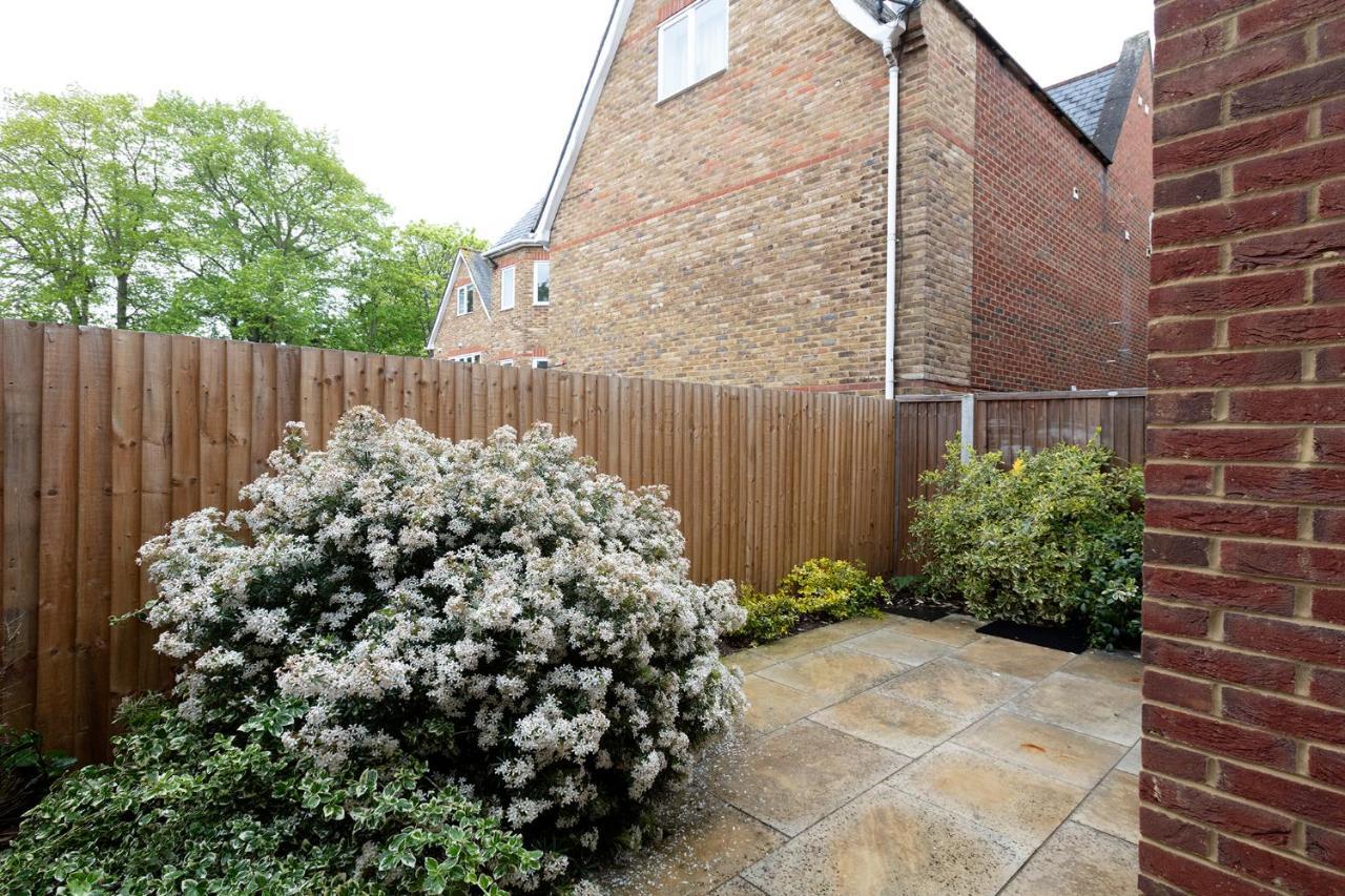 Immaculate Central Windsor Town House With Parking Extérieur photo