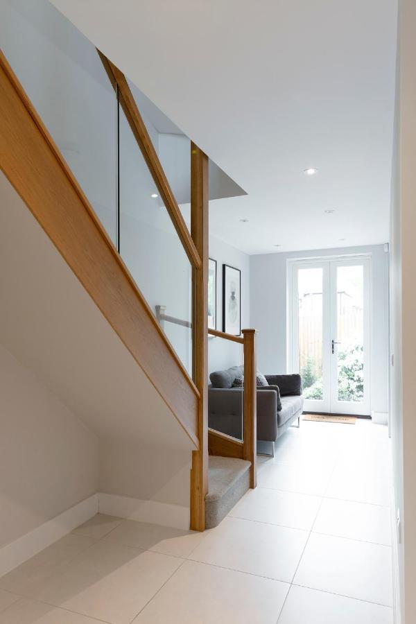 Immaculate Central Windsor Town House With Parking Extérieur photo