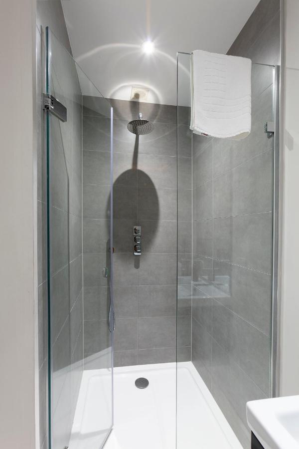 Immaculate Central Windsor Town House With Parking Extérieur photo