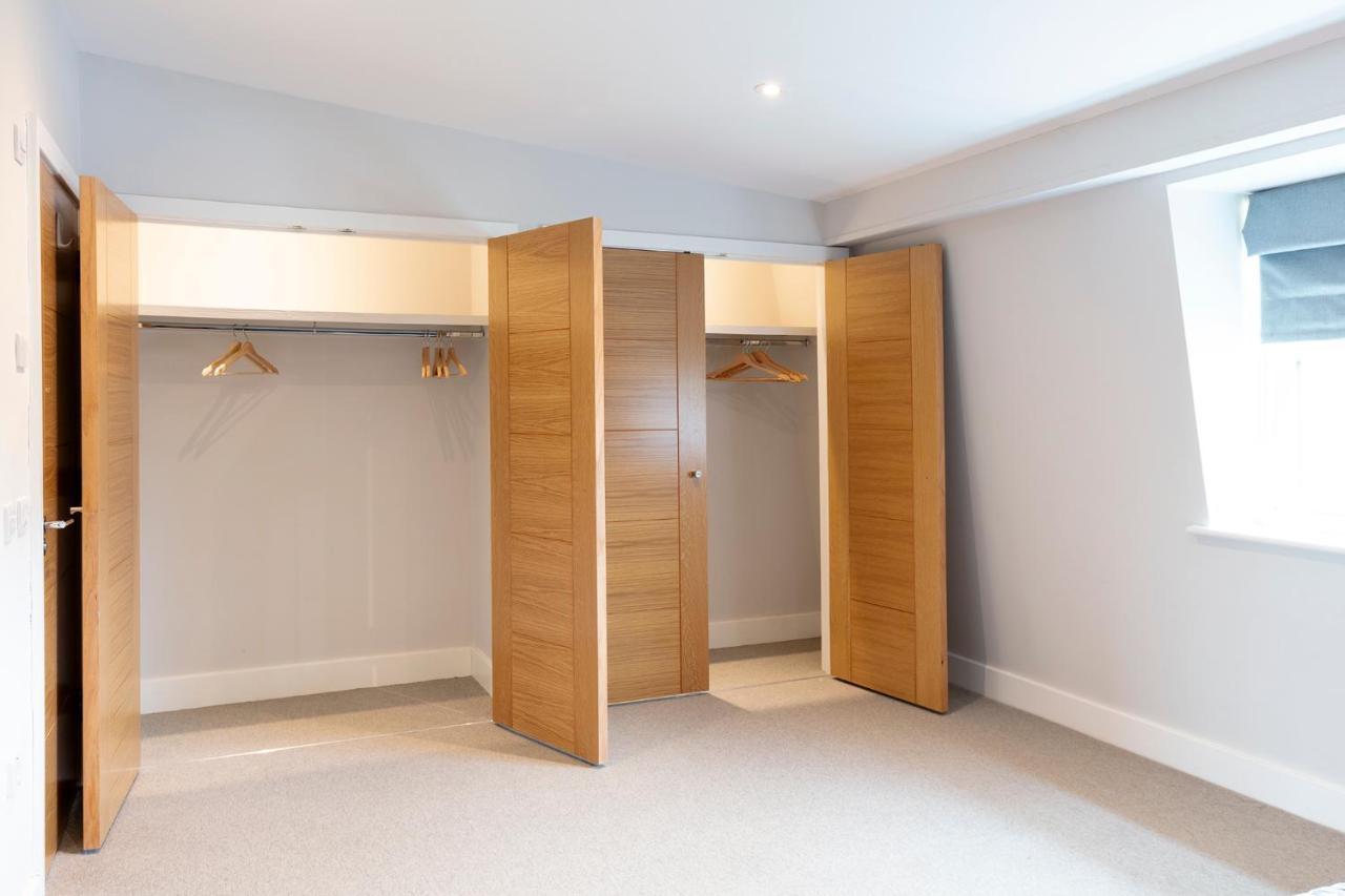 Immaculate Central Windsor Town House With Parking Extérieur photo