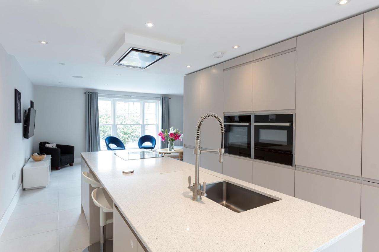 Immaculate Central Windsor Town House With Parking Extérieur photo