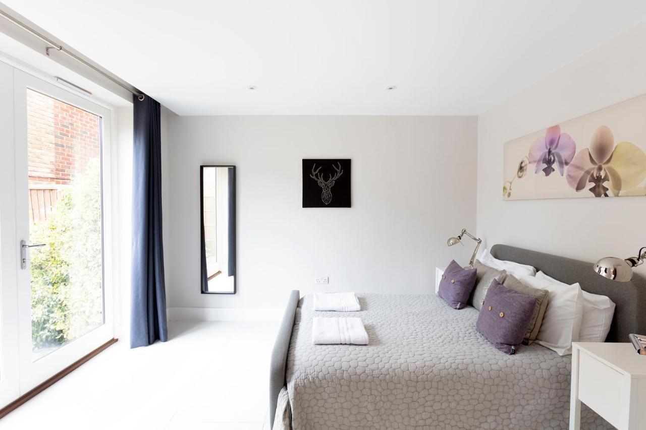 Immaculate Central Windsor Town House With Parking Extérieur photo