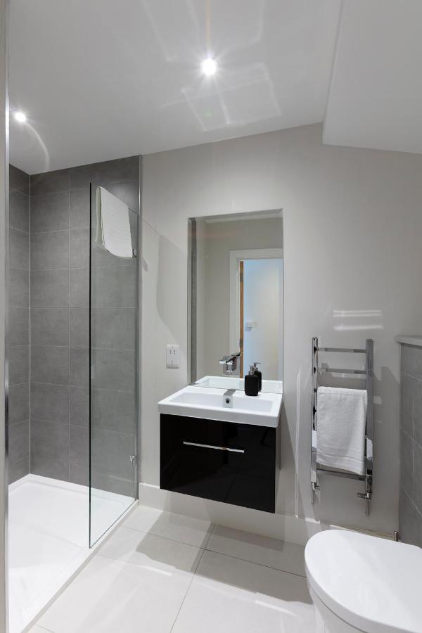 Immaculate Central Windsor Town House With Parking Extérieur photo