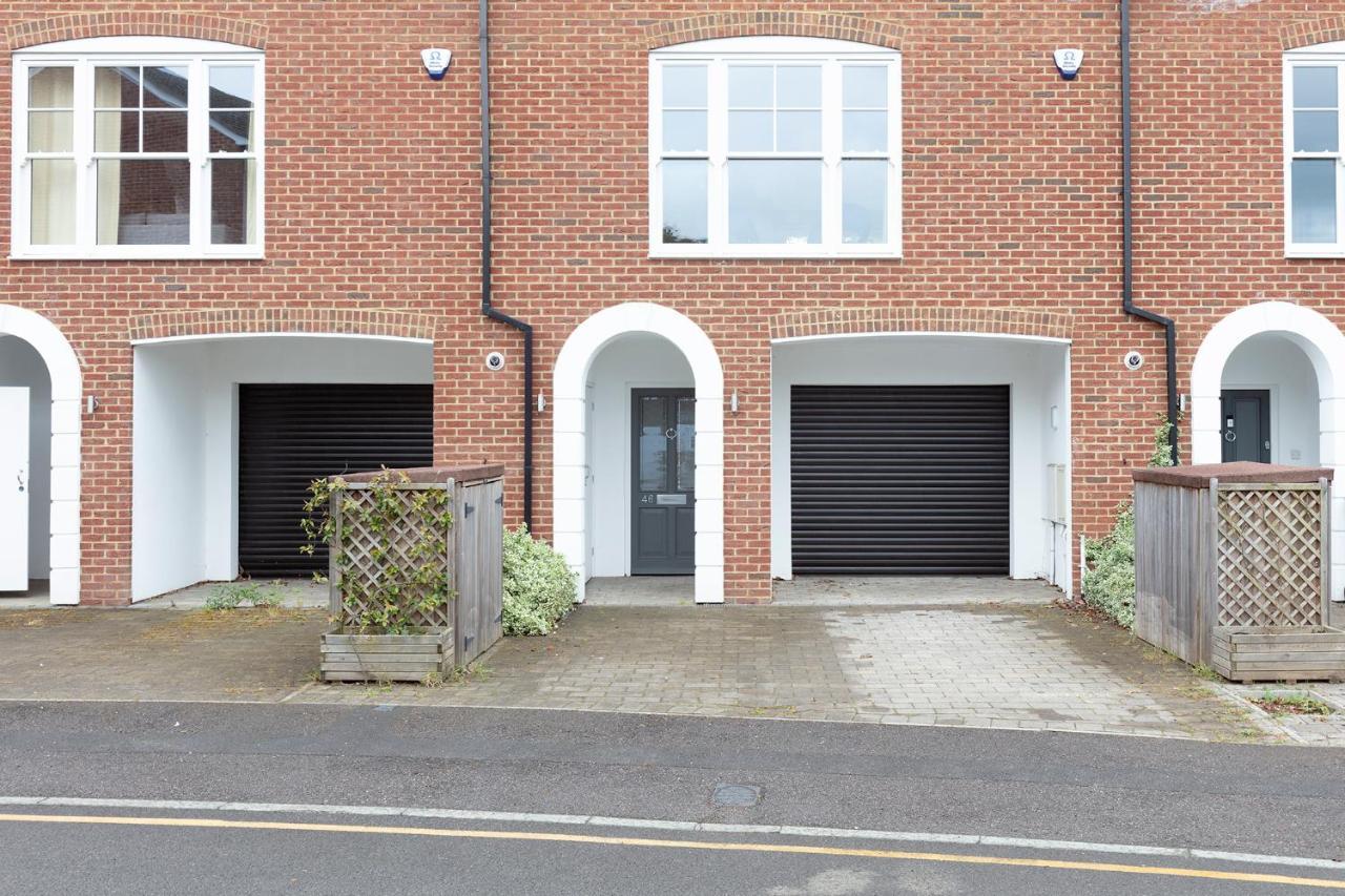 Immaculate Central Windsor Town House With Parking Extérieur photo