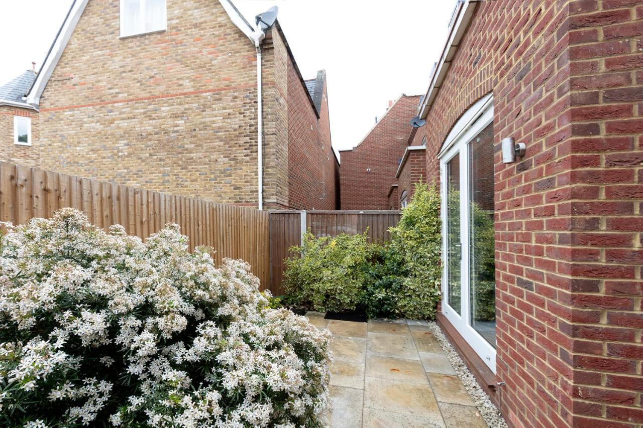 Immaculate Central Windsor Town House With Parking Extérieur photo