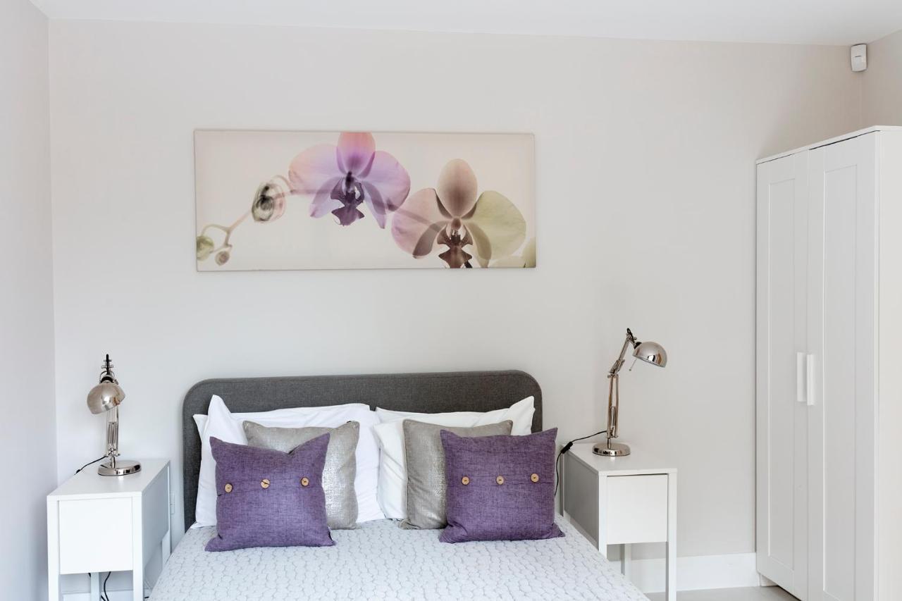 Immaculate Central Windsor Town House With Parking Extérieur photo
