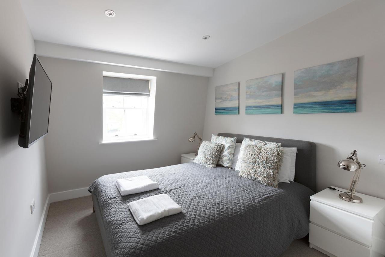 Immaculate Central Windsor Town House With Parking Extérieur photo