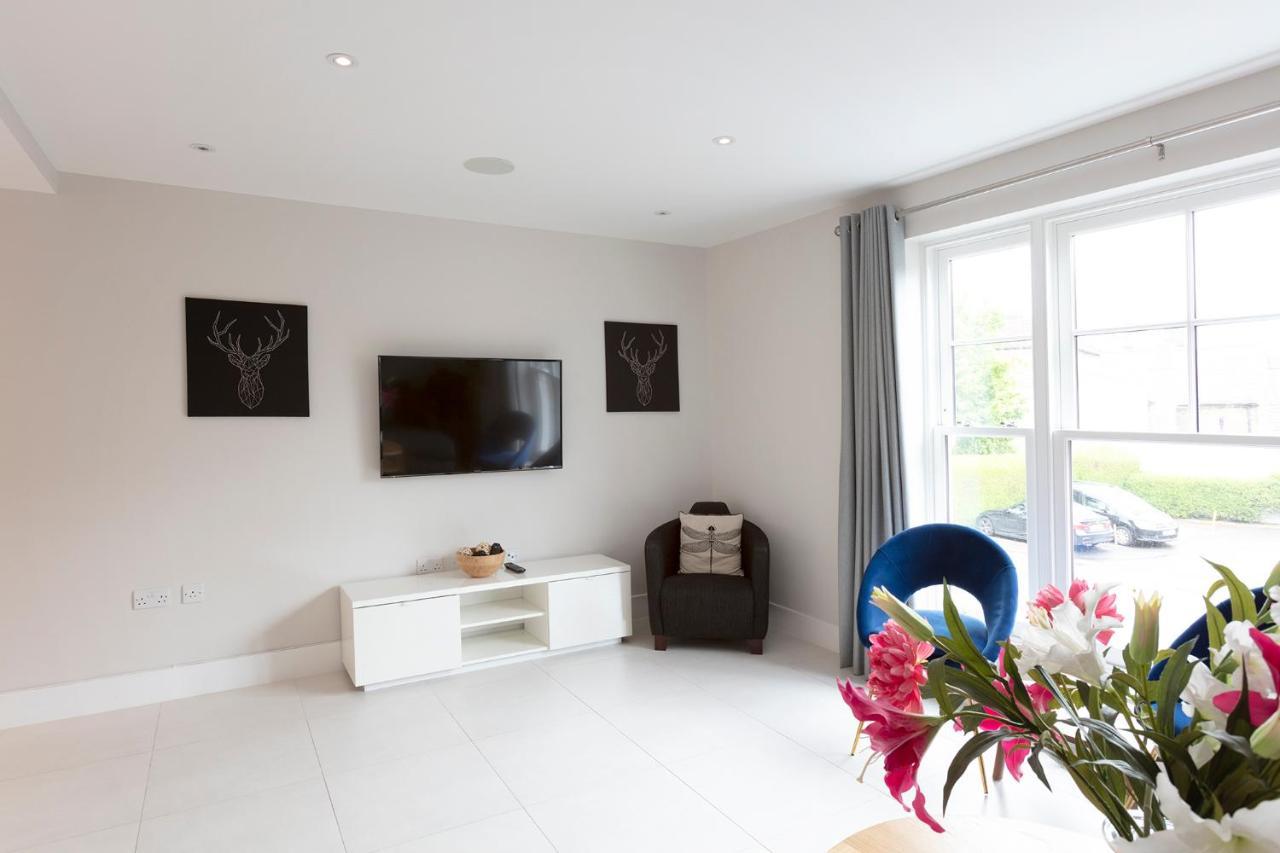 Immaculate Central Windsor Town House With Parking Extérieur photo