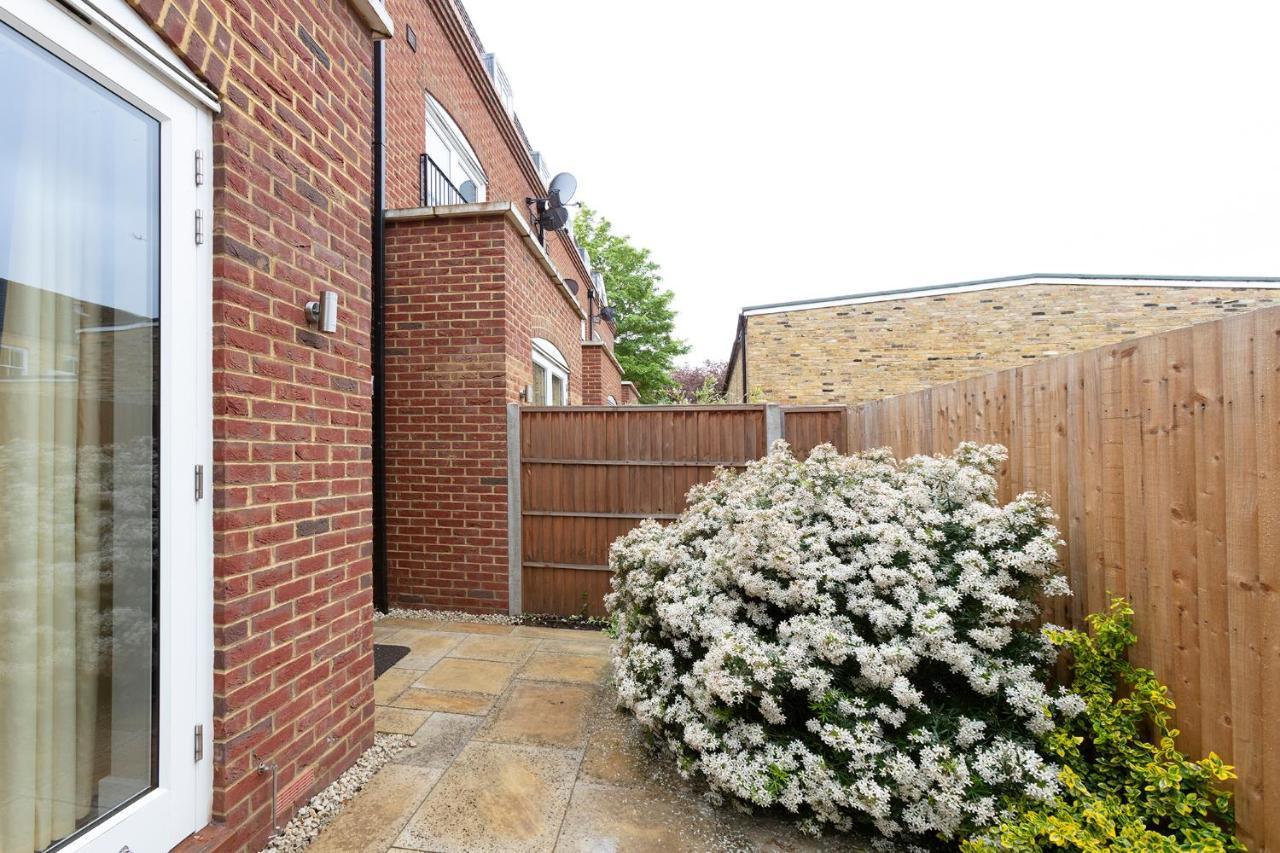 Immaculate Central Windsor Town House With Parking Extérieur photo