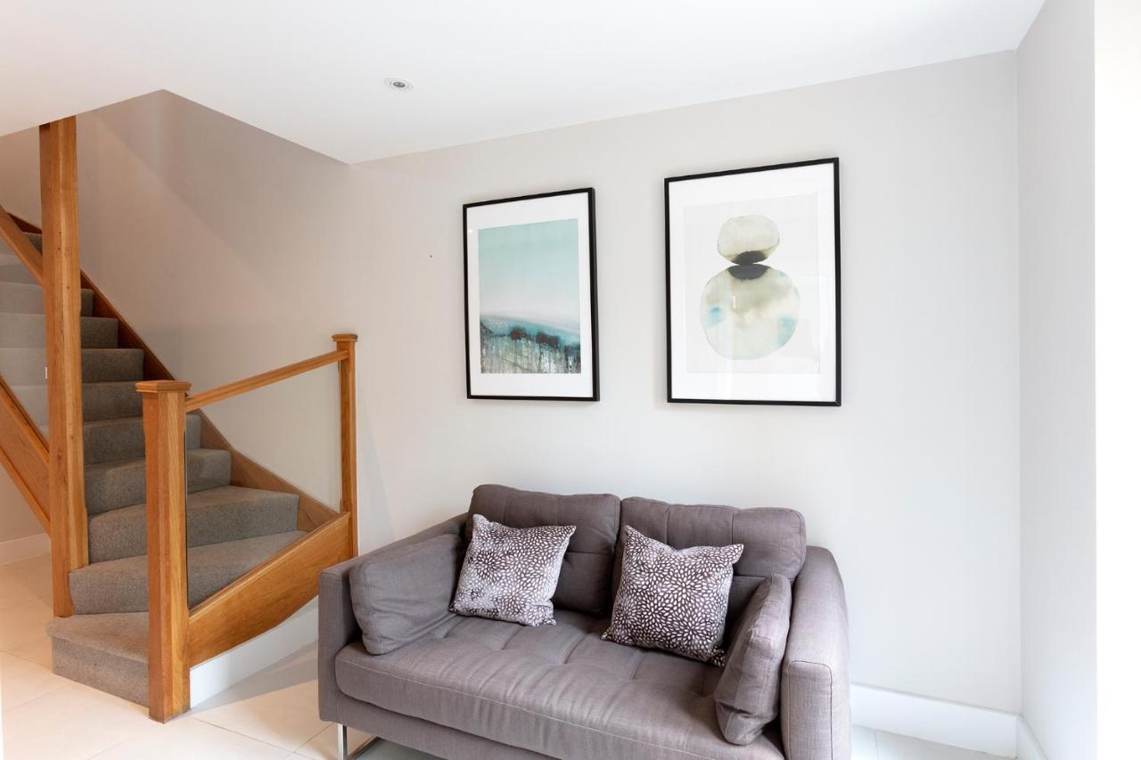 Immaculate Central Windsor Town House With Parking Extérieur photo