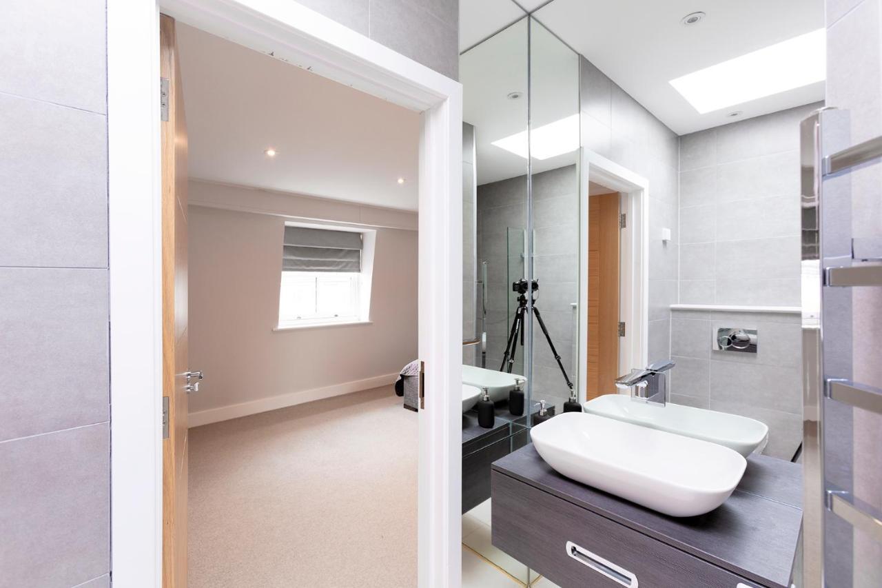 Immaculate Central Windsor Town House With Parking Extérieur photo