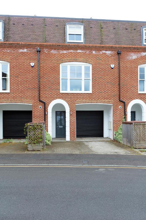 Immaculate Central Windsor Town House With Parking Extérieur photo