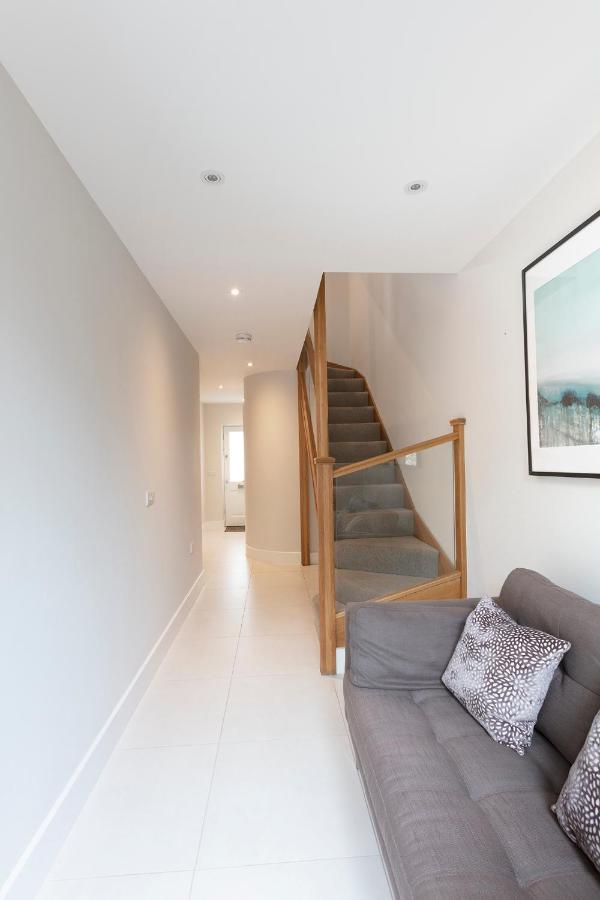 Immaculate Central Windsor Town House With Parking Extérieur photo